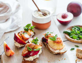 Tartines ricotta, nectarine et jambon cru