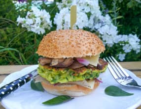 Burger végétarien, galette de courgette, shiitakés et emmental