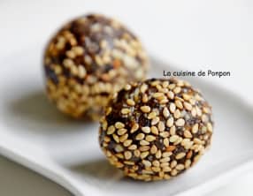 Boules d'énergie aux amandes, cajou, dattes, pruneaux et spiruline