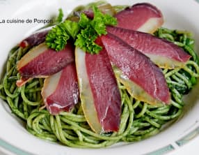 Spaghetti de pâte et courgette au pesto et spiruline