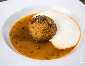 Cromesquis de porc et bisque de crustacés