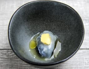 Noix de St Jacques dans son jus de champignons sur lit de caviar