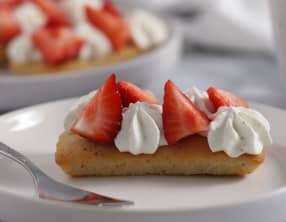 Financiers garnis de fraises et d'une Chantilly vanille Tonka