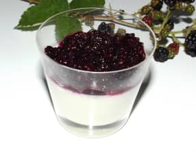 Panna cotta au chocolat blanc et sa compotée de mûres