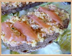 Tartines d’œufs brouillés au saumon fumé