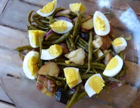 Salade aux pommes de terre, aux haricots verts et oeufs durs