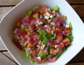 Salade au jambon cru, melon, sucrine et feta