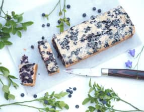 Financier géant aux myrtilles