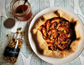 Tarte rustique nectarines et pistaches à la confiture de fraises, pâte sucrée au levain