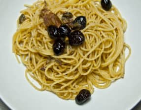 Spaghettis aux câpres, anchois et olives noires