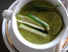 Potage glacé aux courgettes, à l'aneth et au citron vert