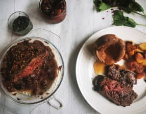 Rôti de bœuf aux épices, sauce gravy et roasted potatoes
