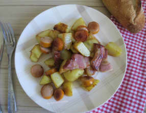 Pommes de terre sautées aux saucisses de Francfort et poitrine fumée