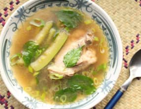 Soupe de poulet et de courgette à la Philippine