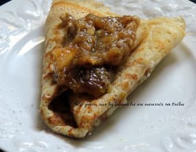 Crêpes au levain et compotée de figues aux noix