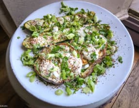 Courgettes et aubergines grillées sauce tahini sésame moutarde et herbes fraîches