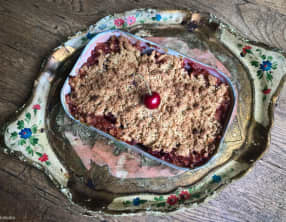 Crumble pêches blanches et cerises