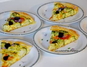 Tarte au brocoli, fromage ail et fines herbes sur un lit de moutarde à l'ancienne, végétarien
