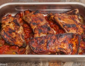 Travers de porc au miel et tomates confites au four