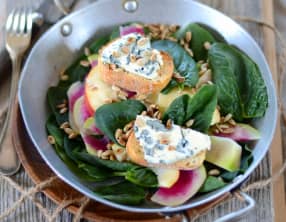 Salade d'épinard, pomme et tartines de bleu