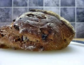 La réalisation des petits pavés de pains noisettes et raisins