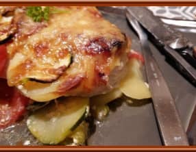 Gratin de courgettes, tomates, pommes de terre et poulet