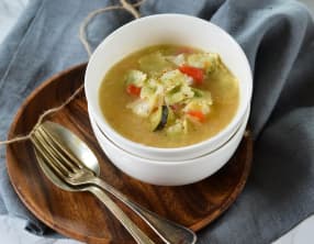 Bouillon de légumes, ravioles et poisson