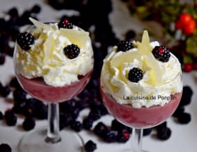 Crème au jus de mûres, raisin, banane et açaï