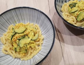 Pâtes au curry de surimi et courgettes