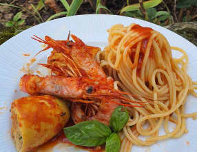 Spaghettis, encornets farcis et crevettes