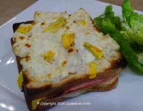 Croque monsieur au pesto et à la fleur de courgette, gratiné à la mozzarella