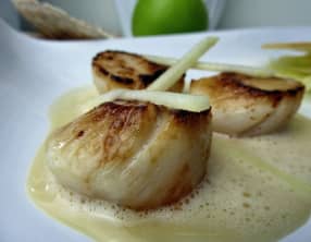 Saint-Jacques rôties aux pommes et tuiles aux amandes
