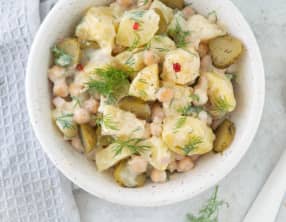 Salade de pommes de terre, cornichons, pois chiches et sauce au yaourt