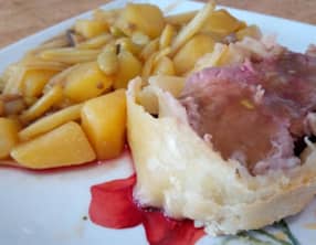 Le rôti de bœuf en croûte, petits légumes et leur sauce