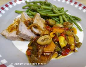 Rôti de veau en sauce aux olives et aux poivrons grillés