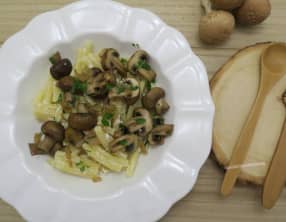 Pâtes aux champignons de Paris et chèvre frais