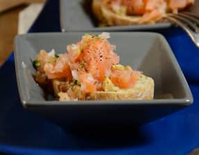 Tartine de tartare de saumon fumé et frais