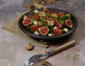 Salade de figues aux noix tomme et oignons frits