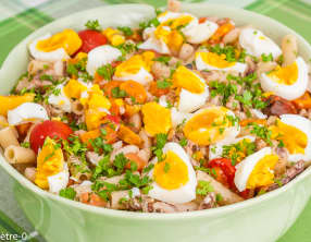 Salade de pâtes aux haricots blancs, sardines, œufs et légumes