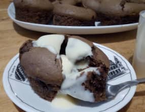 Les petits gâteaux au chocolat cœur fondant et crème anglaise