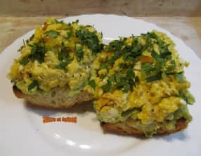 Tartines avocat oeufs brouillés