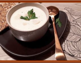 Velouté de chou-fleur à la crème de roquefort