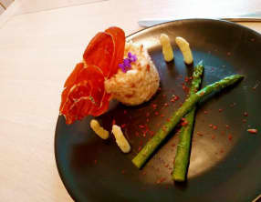 Risotto aux asperges, châtaignes d'eau et jambon Serrano