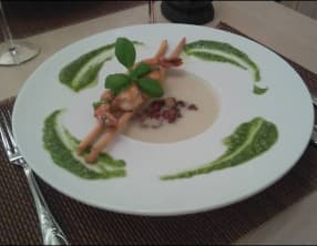 Velouté de choux-raves, scampis au pesto et sa garniture forestière