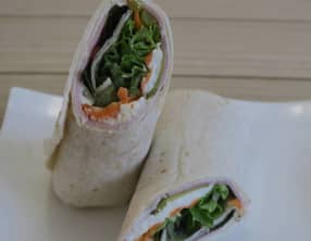 Wraps tartinés au chèvre, jambon, mozzarella, carotte et salade