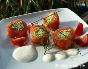 Rouleaux au saumon fumé, poireaux au curry