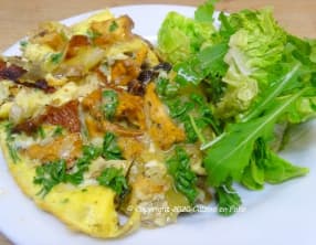 Omelette aux girolles et pommes de terre sautées à la graisse de canard et piment d'Espelette