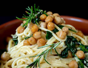 Spaghettis aux pois chiches épicés, épinards et romarin