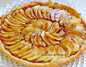 Tarte feuilletée aux pommes sur un lit de compote citrouille et gingembre