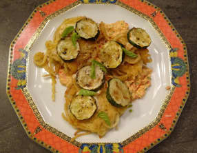 Spaghettis frits aux courgettes et pesto à la sicilienne